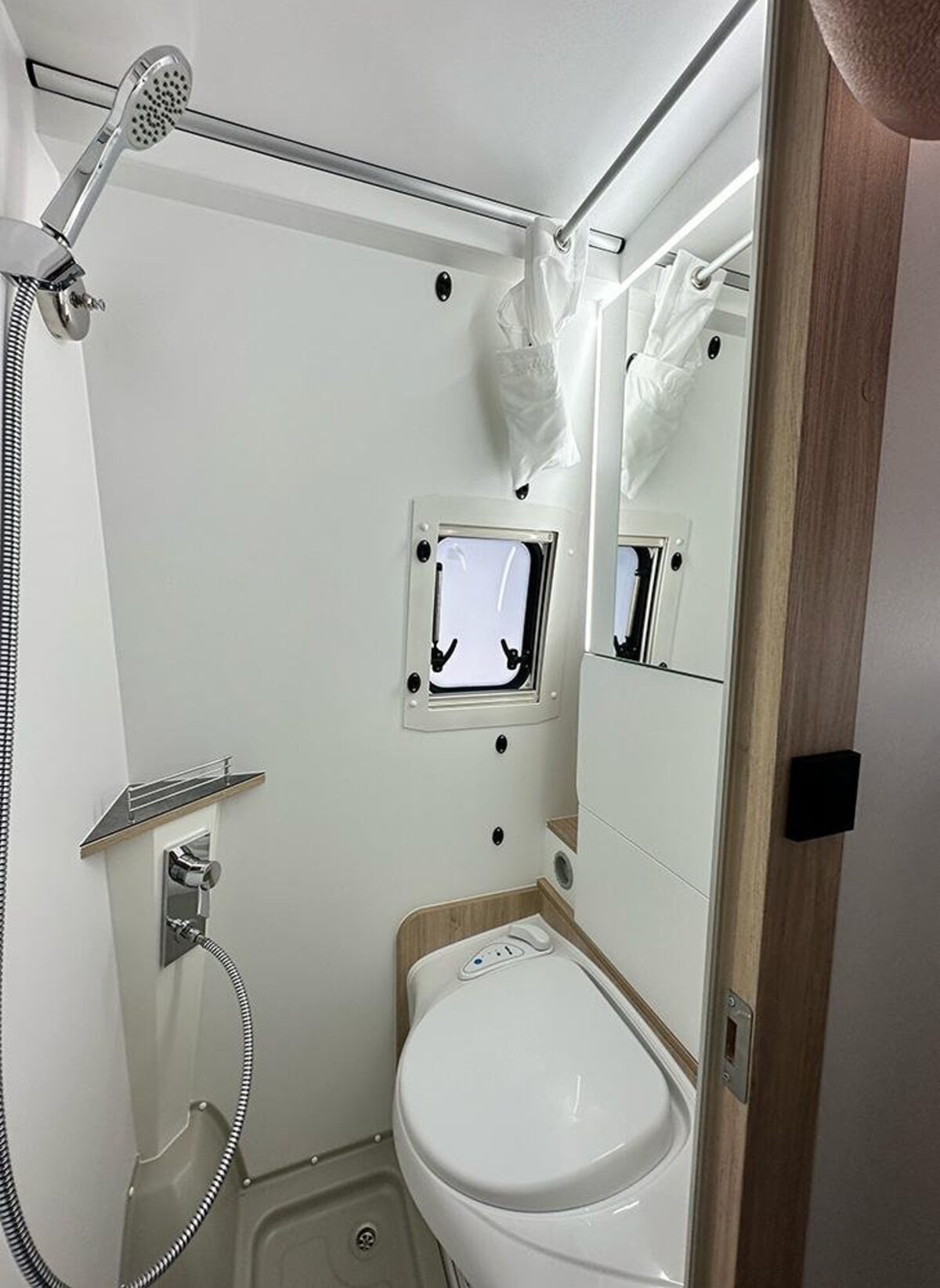 Frankia Yukon 4x4 bathroom with shower and toilet